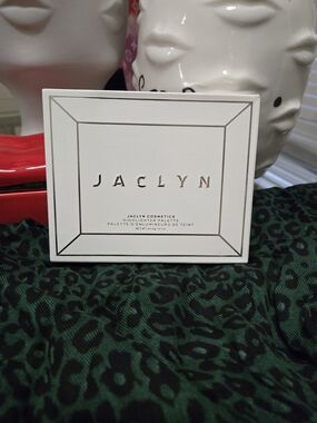 Jaclyn Cosmetics Highlighter Palette The Flash - White and Gold Packaging